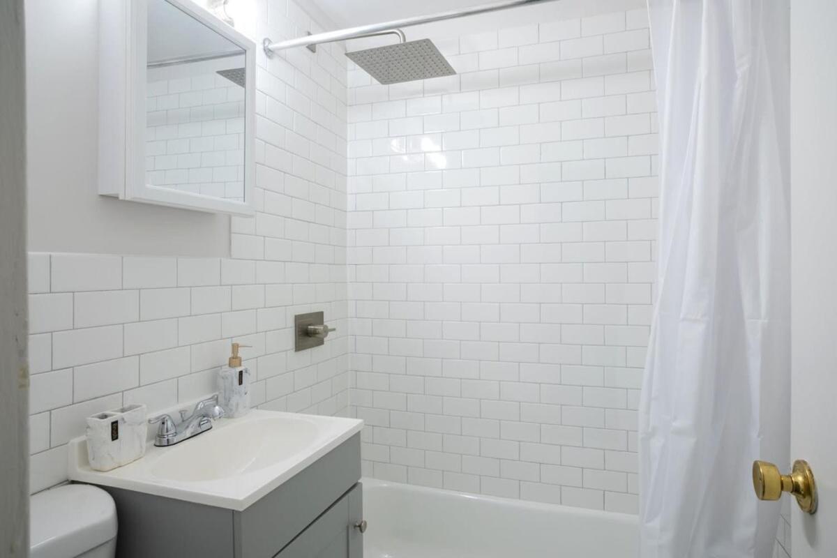 74-1a New In Prime Uws - Gym In Building *